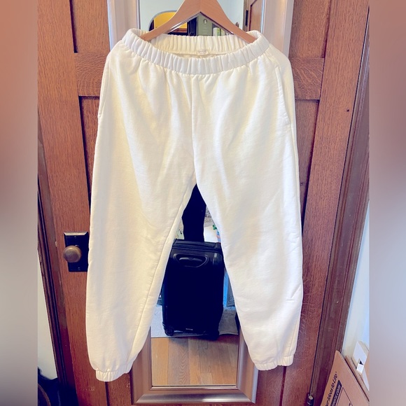 Brandy Melville Pants - Women’s white sweat pants in size medium.